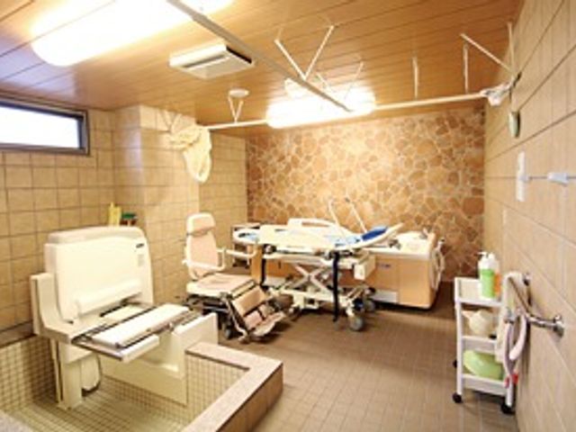 落ち着いた色調の浴室 浴室 落ち着いた色調で設計された空間で、入浴の際も安心して利用できる設備が整っています。