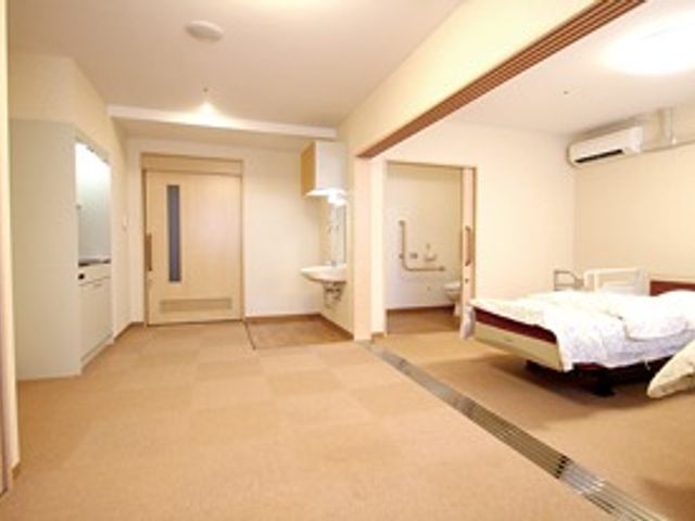 広々とした居室 居室 明るく広々とした室内は、ゆったりとした空間が特徴です。快適に過ごせる設備が整っています。