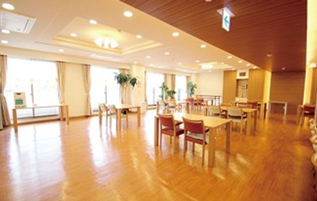 明るい広々とした食堂