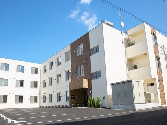 明るい外観の建物 外観 清潔感のある外観です。こちらの建物は日当たりがよく、明るい気持ちでお仕事をスタートできそうです。