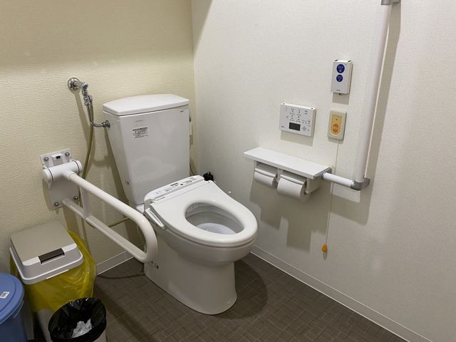 バリアフリー対応トイレ トイレ 手すり付きの清潔なトイレです。安全に配慮した設計で、安心してお使いいただけます。