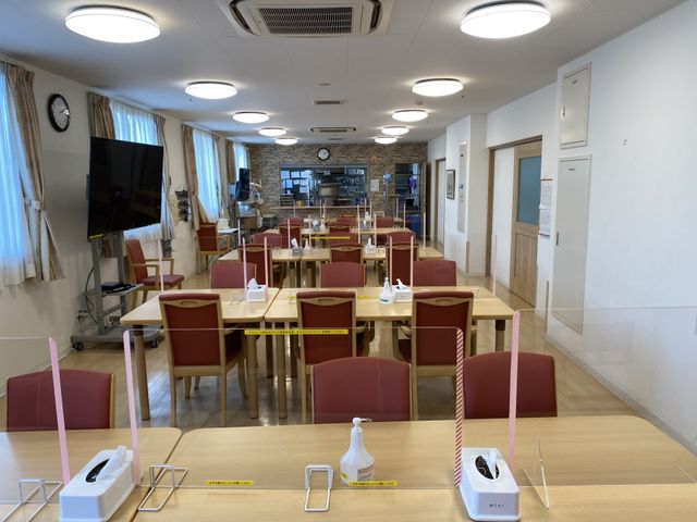 広々とした明るい食堂 ダイニングルーム ゆったりとしたダイニングルームです。明るい日差しが入り、共に食事を楽しむ穏やかな時間を過ごせます。