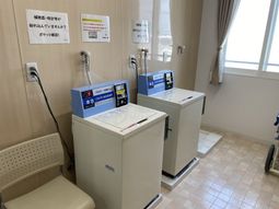洗濯機と掲示物のコインランドリー