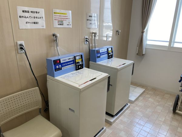 洗濯機と掲示物のコインランドリー