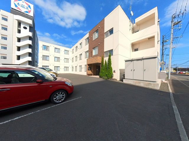 快適な外観 外観 明るい色合いの建物が迎える落ち着いた雰囲気の入口です。こちらの建物は、快適にお過ごしいただけることでしょう。