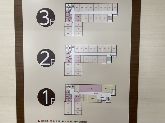 階層案内図 掲示物 分かりやすい案内図で、各階の配置をご覧いただけます。落ち着いた色合いで、見やすく表示されています。