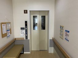 廊下の開いたエレベーター