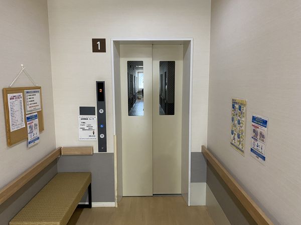 廊下の開いたエレベーター