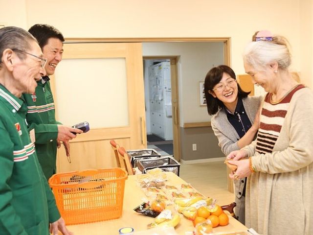 活気ある居室の様子 イベント 笑顔が溢れる明るく温かな居室で、ご利用者様とのコミュニケーションが活発に行われています。スタッフとご利用者様が、共に楽しい時間を過ごしておられます。