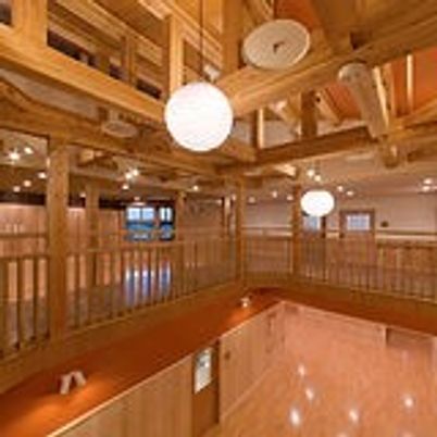 落ち着いた木造りの空間