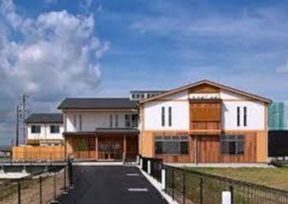 庭が広がる外観