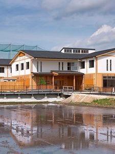 広々とした建物外観