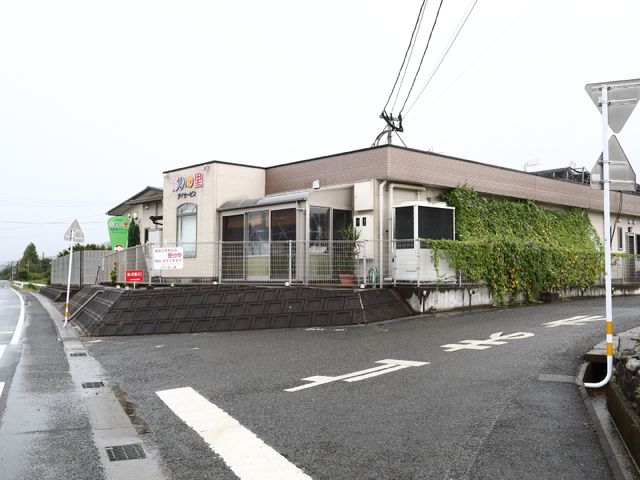 施設の外観写真 外観 ゆったりとした空間に緑豊かな植物が見られる清潔感あふれる建物です。快適な勤務環境を提供する施設をお探しの方に適しています。