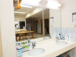 明るい洗面台と反射する鏡