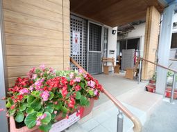 エントランスの花とベンチ