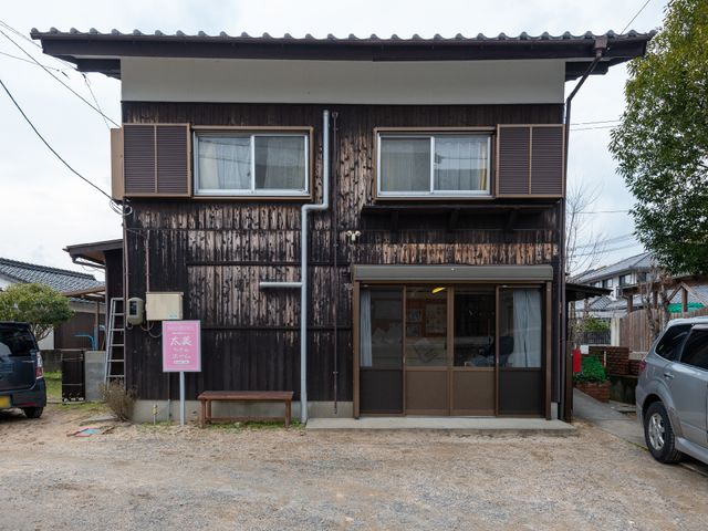 和風の外観の施設 外観 落ち着いた雰囲気の建物正面です。玄関までのスロープ付きで、どなたでもアクセスしやすくなっています。