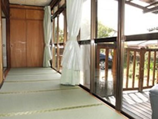 明るい和室の廊下