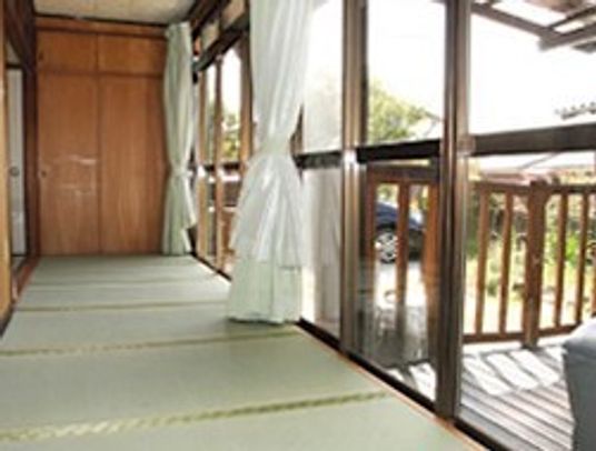 明るい和室と庭の景色