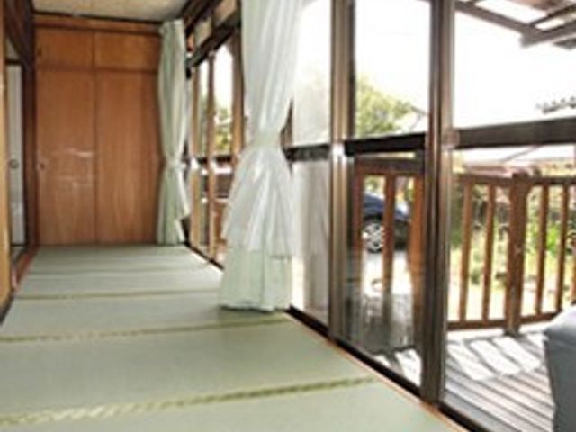 明るい和室と庭の景色 縁側 自然光が差し込む和室からは、庭の緑が望め、ゆったりとした時間を過ごせる環境が整っています。