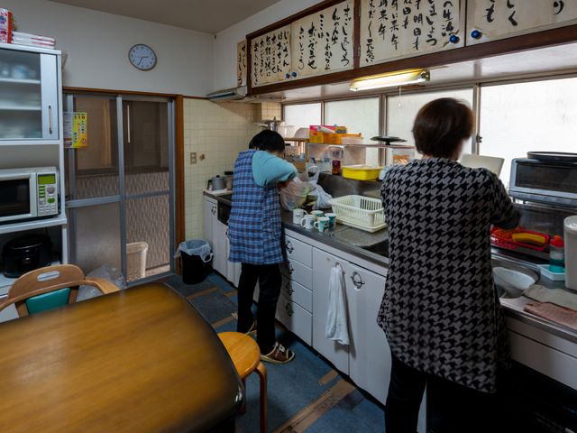 共用キッチンの日常風景 キッチン 活気ある共用キッチンでは、スタッフが調理を行い、温かい食事の準備が行われています。就業をお考えの方にとって、こうした作業を通して利用者様の健康を支えられる環境です。