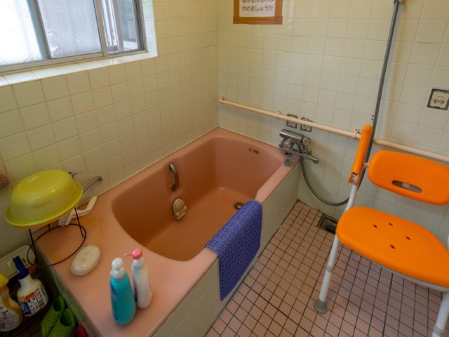 バリアフリー浴室設備 浴室 手すりと座席が装備された浴室で、どなたでも安心してご利用いただける設計となっております。サポートが必要な方もスタッフが常に配慮を行います。