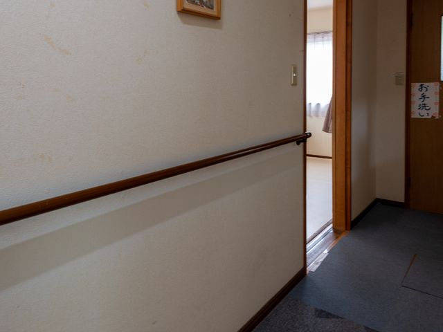 清潔な廊下と手すり 廊下 手すりが設けられた温かみのある廊下です。通行の安全性に配慮しており、働く上での安心感を感じます。