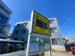 看板が立つ建物前