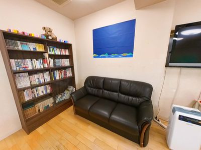 書棚とソファがある居室