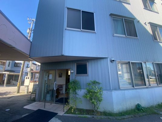 開放的なエントランス