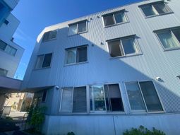 日差しが差し込む外観