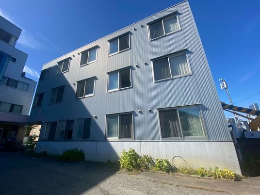 日の当たる建物外観