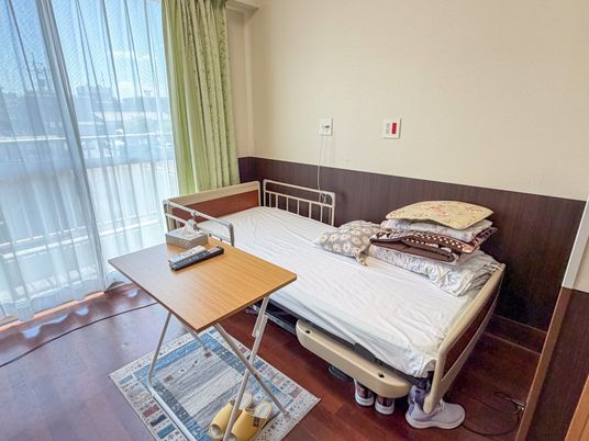 明るい居室のベッド  