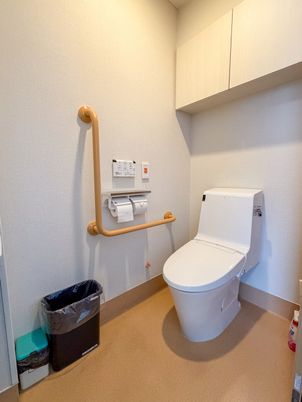 手すり付きトイレ  