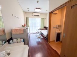 明るい居室の洗面台  