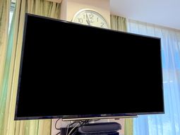 テレビと時計のあるラウンジ  