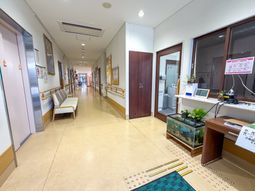 明るい廊下と受付のある廊下  