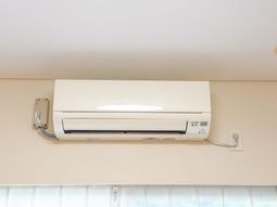 壁掛けエアコンのある天井  