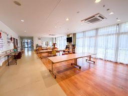 明るい食堂の様子  