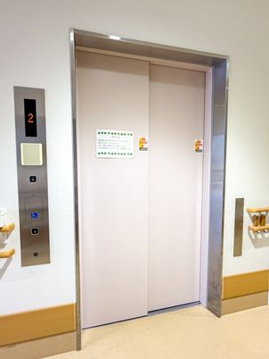 車椅子対応のエレベーター前