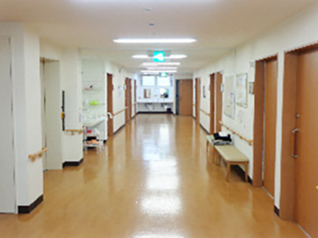 安全で広い廊下 廊下 安全性を考慮した広い廊下は、車椅子も楽に通れる設計になっています。壁に設置された手すりが快適です。