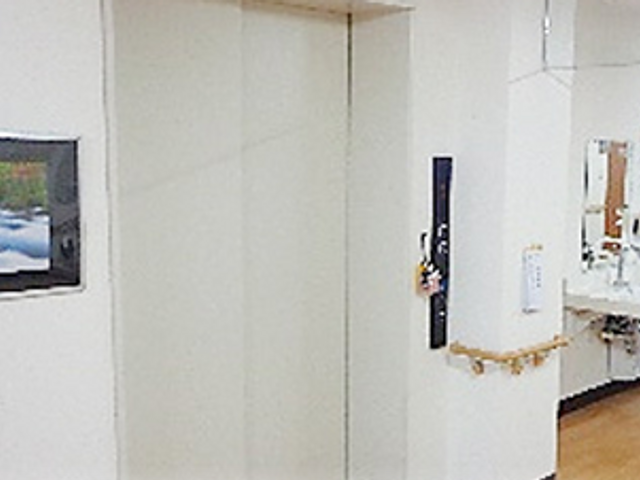 操作しやすい空間の廊下 廊下 操作パネルが見やすいエレベーター近くの通路です。移動がしやすく安心して利用できます。