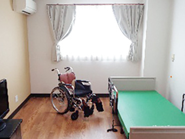 ベッドと車椅子の居室 居室 自然光が差し込む、車椅子対応のベッドルームです。快適に過ごせる空間が整っています。