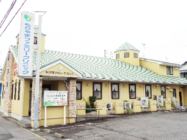 施設外観と看板のある入口  