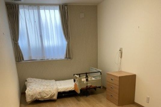 落ち着いた家具の居室