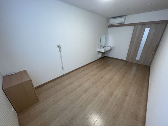 落ち着いた木製床の部屋