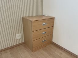 木製のチェストのある居室