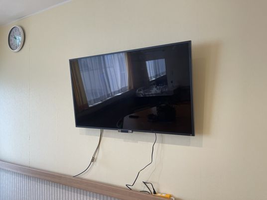 壁掛けのテレビ