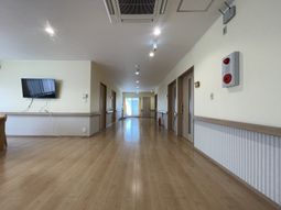 木の床の広い廊下