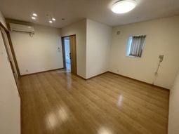 明るい広々とした居室