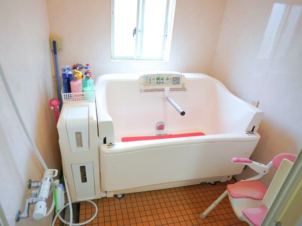 機能的な介護用浴槽